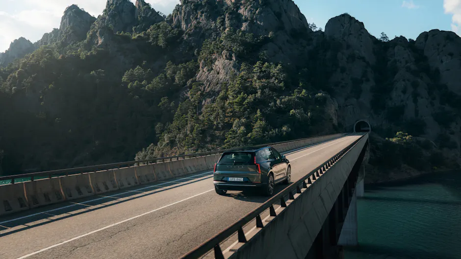 Der neue Volvo EX60 fährt auf einer Brücke