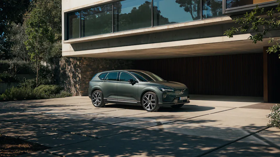Der neue Volvo EX60 vor einem modernem Haus
