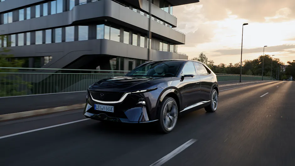 mazda cx 6e auf der Strasse