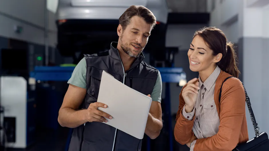Un employé conseille un client