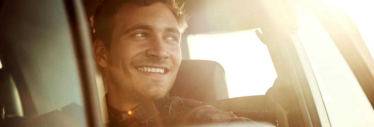 Homme dans la voiture