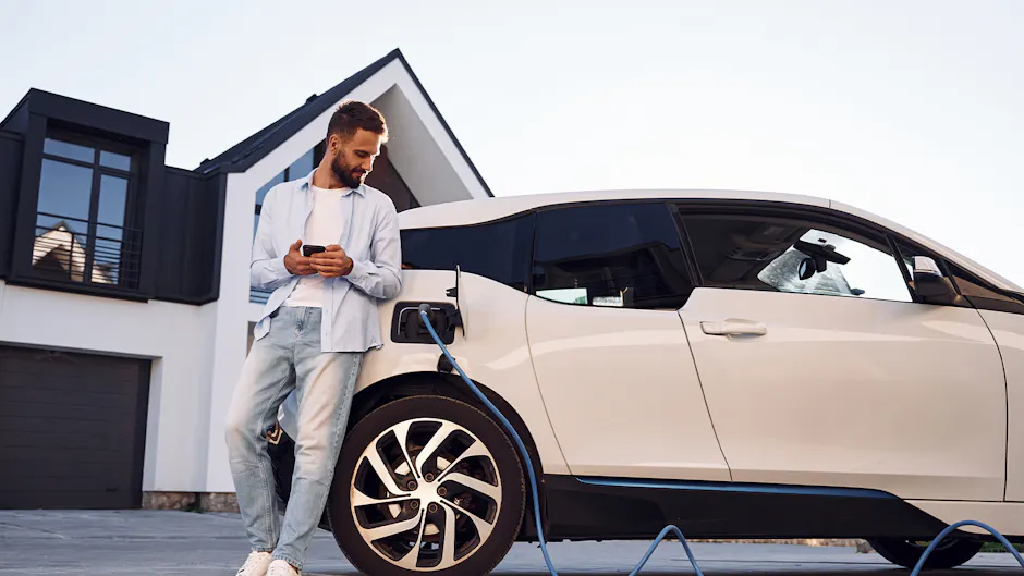 Elektro Auto und ein Mann