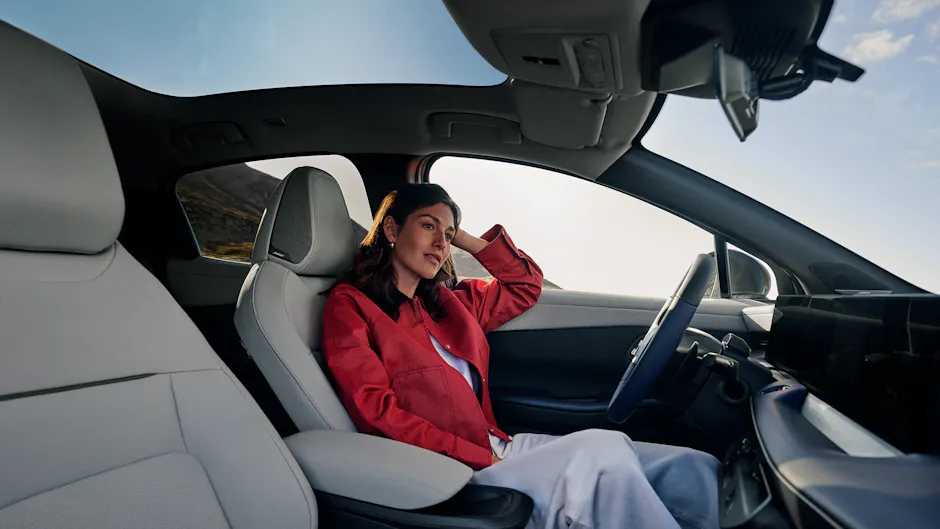 Le toit panoramique en verre, le système audio BOSE® et la fonction de massage améliorent le confort.