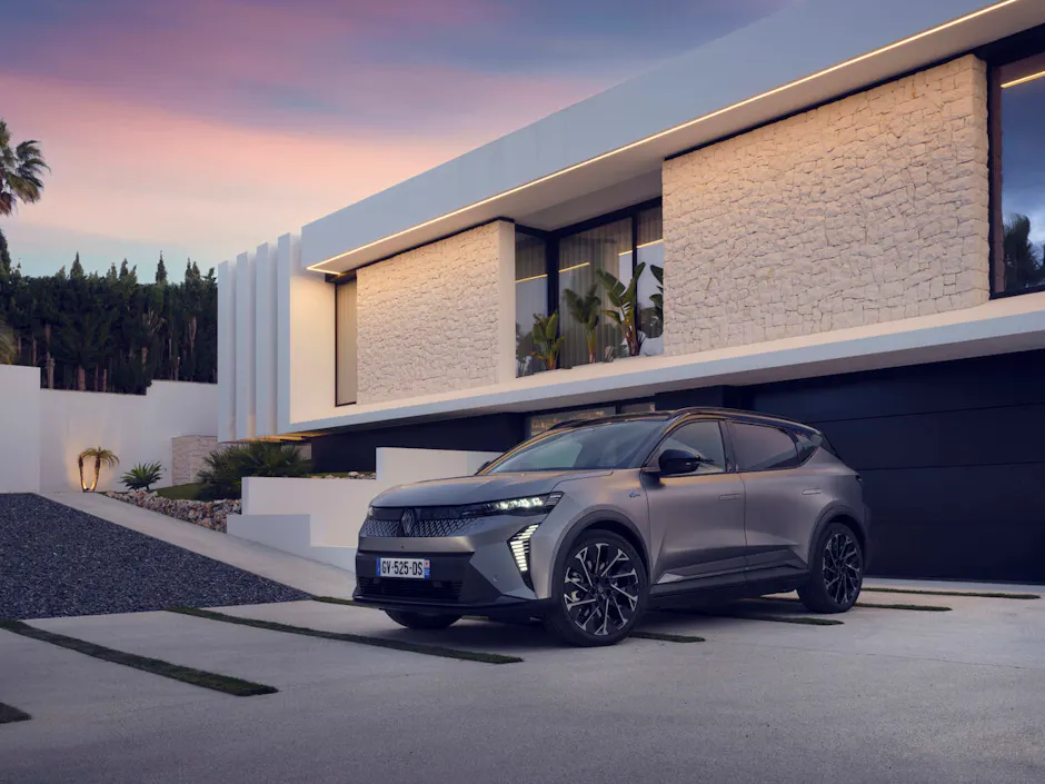 La nouvelle Renault Scenic 100% electric se gare devant une maison moderne