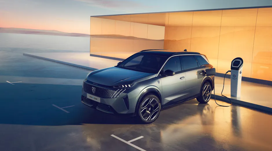 Nouvelle Peugeot E-3008 à la borne de recharge