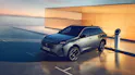 Nouvelle Peugeot E-3008 à la borne de recharge