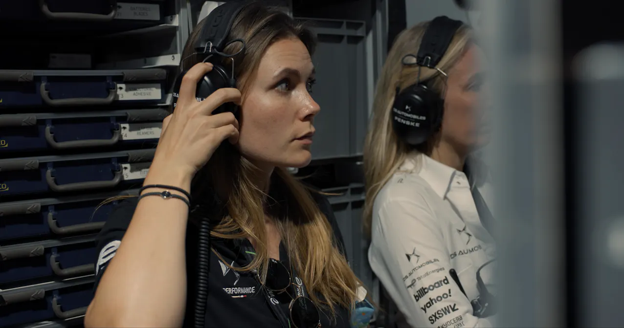 Carla Welti mit Kopfhörer in Box