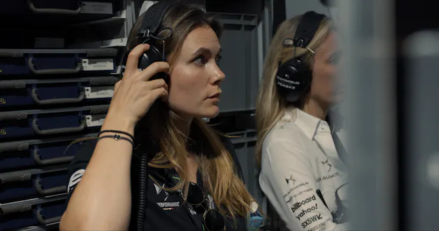 Carla Welti mit Kopfhörer in Box