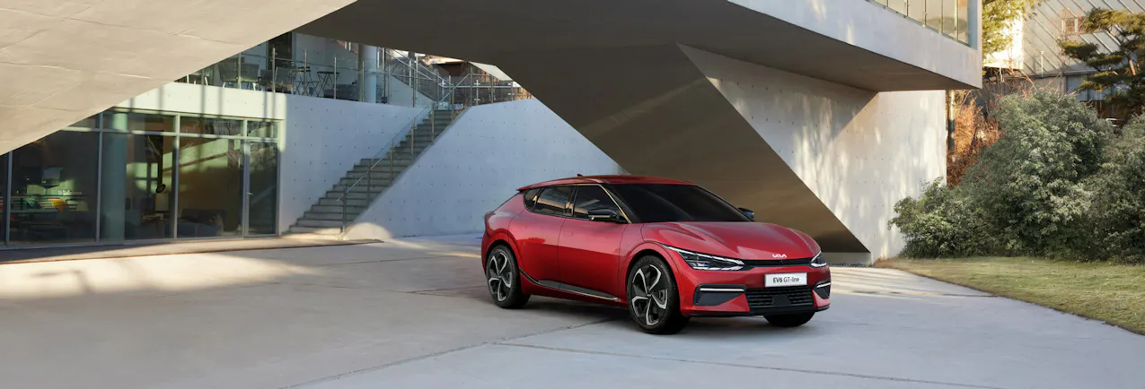 Roter Kia EV6 vor einem Haus