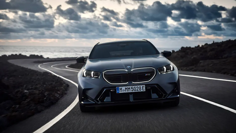 Grauer BMW M5 von aussen