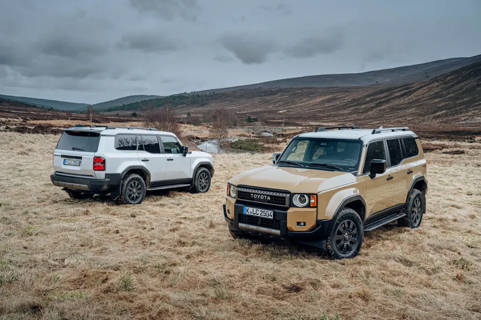 Nouveau Toyota Land Cruiser blanc et marron dans un pré