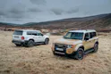 Nouveau Toyota Land Cruiser blanc et marron dans un pré