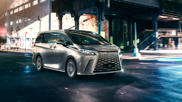 LEXUS LM im Stadtverkehr bei Nacht