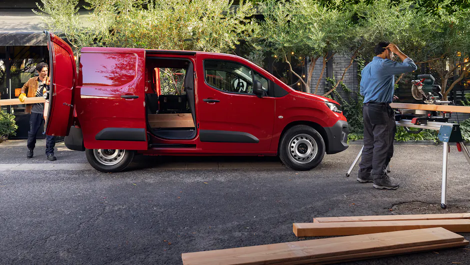 Citroën Berlingo Van auf Baustelle