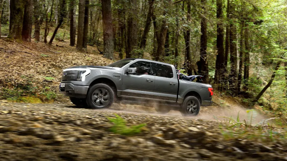 Ford F-150 Lightning: un’ariosa cabina per l’equipaggio, collegamenti elettrici esterni per trapani, una capacità di traino di 3,5 tonnellate e un’accelerazione pazzesca di 4,6 secondi per raggiungere i 100 km/h rendono la Lightning unica nel suo genere, e tutto ciò senza l’utilizzo di combustibili fossili. 