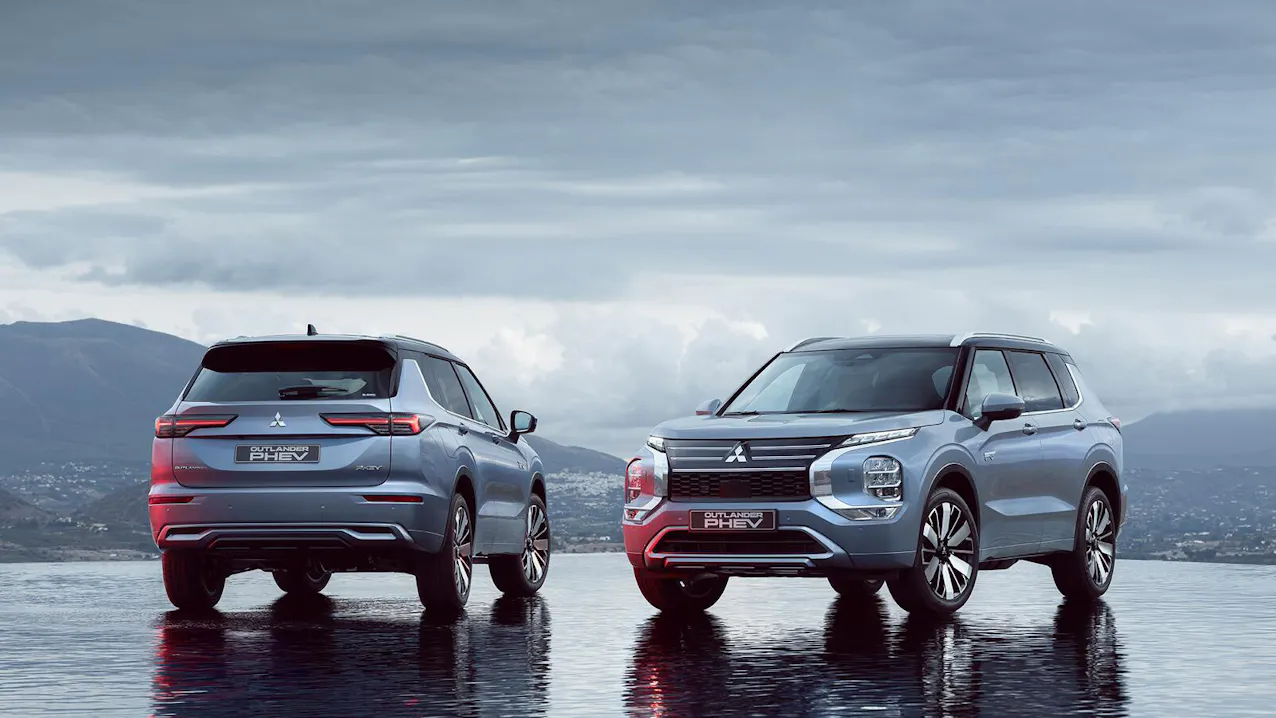Zwei neue Mitsubishi Outlander PHEV von aussen