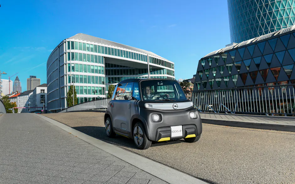 Aussenansicht beim fahren Opel Rocks Electric