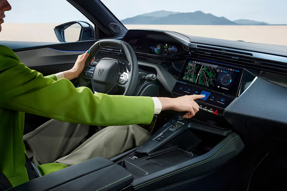 Peugeot 408 Interieur, Person bedient das Display