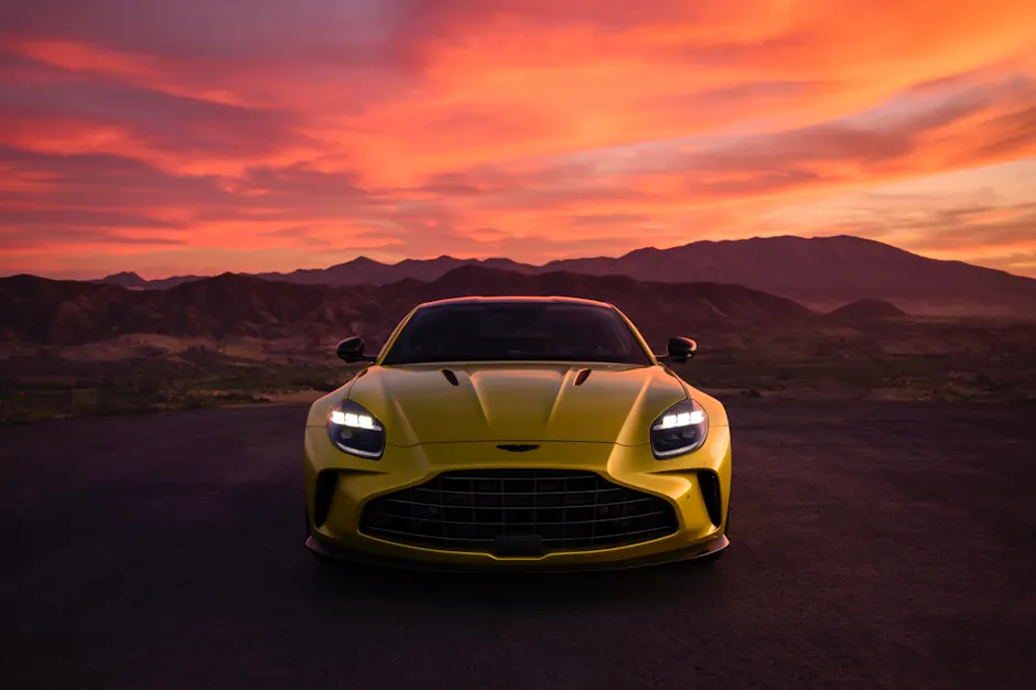 Gelber Aston Martin Vantage Frontansicht