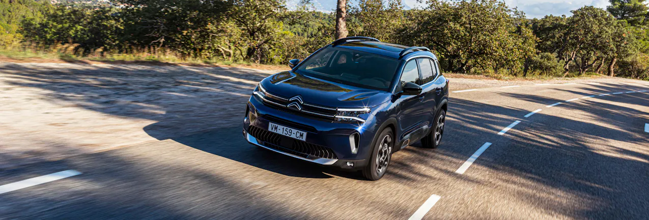 Citroën en noir en prenant un virage