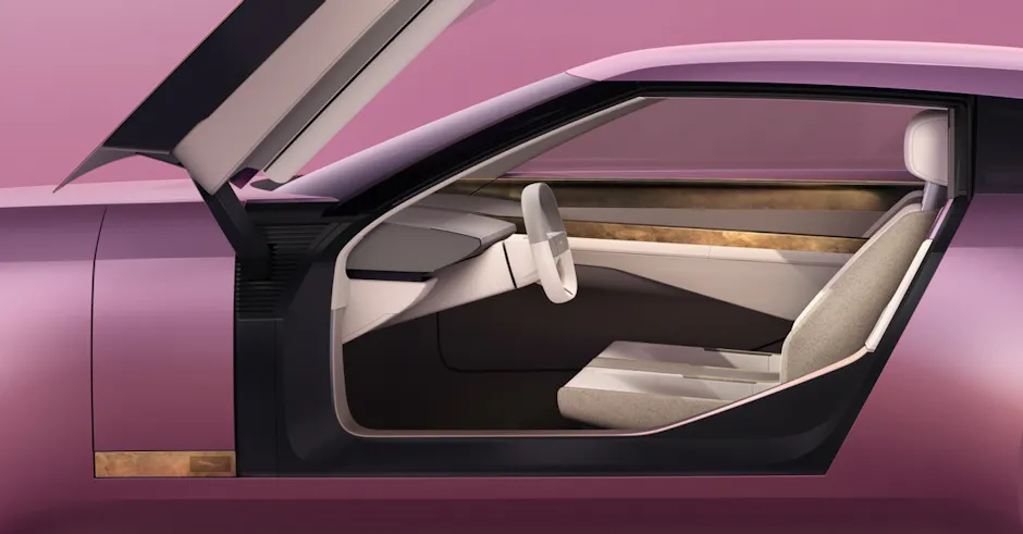 Jaguar Type 00 di colore rosa, porte aperte, interni bianchi