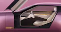 Jaguar Type 00 di colore rosa, porte aperte, interni bianchi