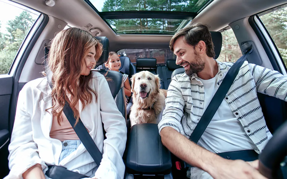 Homme et femme avec enfant dans une voiture