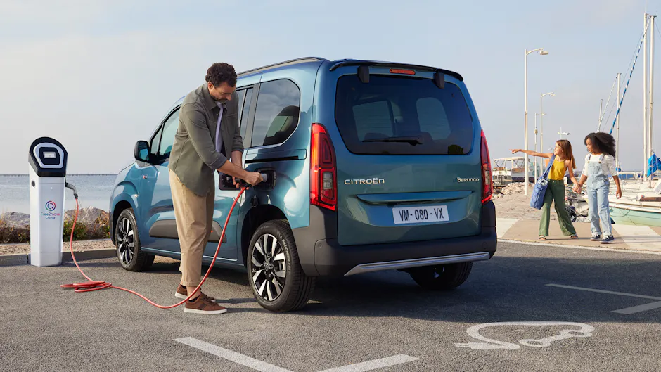 Citroën ë-Berlingo an Schnellladesäule