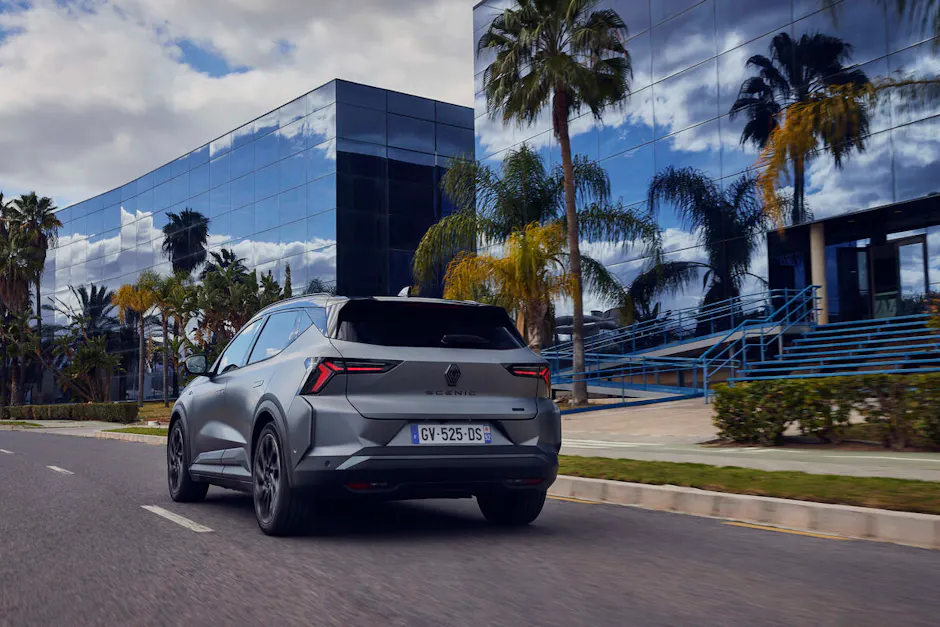 Nouvelle Renault Scenic 100% électrique roulant de l'arrière latéralement