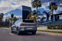Nouvelle Renault Scenic 100% électrique roulant de l'arrière latéralement