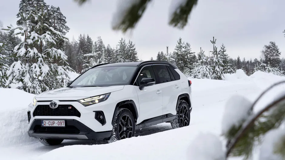 Weisser Toyota RAV4 von aussen