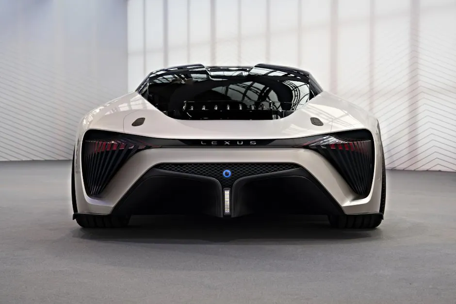 Lexus electrified von hinten in Weiss