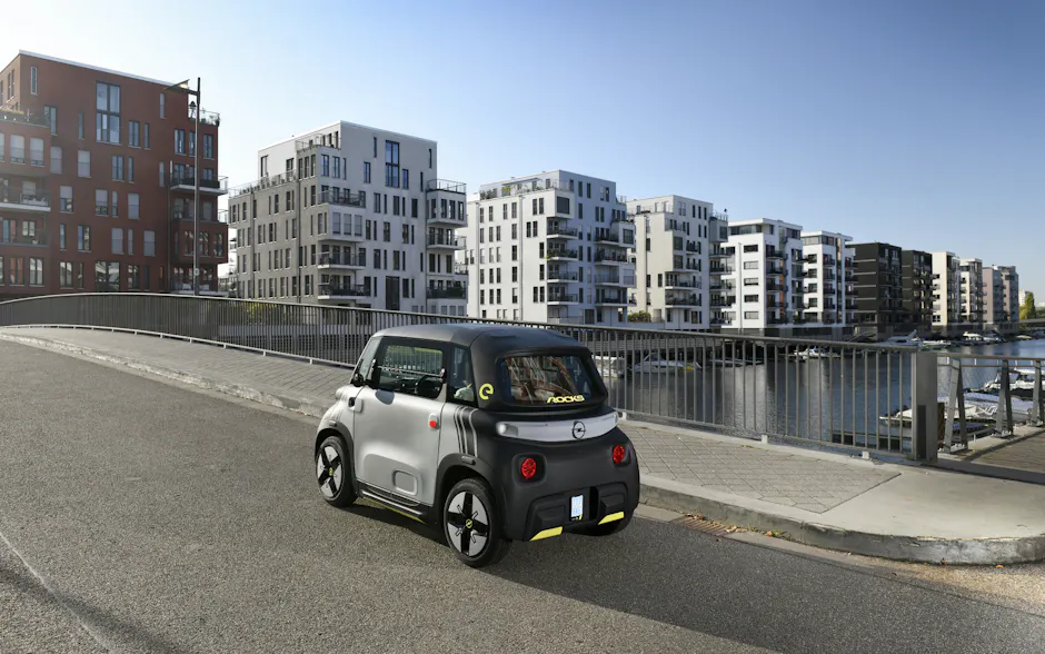 Opel Rocks Electric an Strassenrand