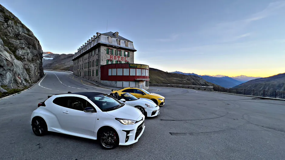 Toyota GR Yaris (nella foto davanti): una vettura compatta con trazione mostruosa e DNA da rally. 