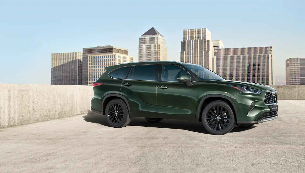 Prise de vue latérale Toyota Highlander verte