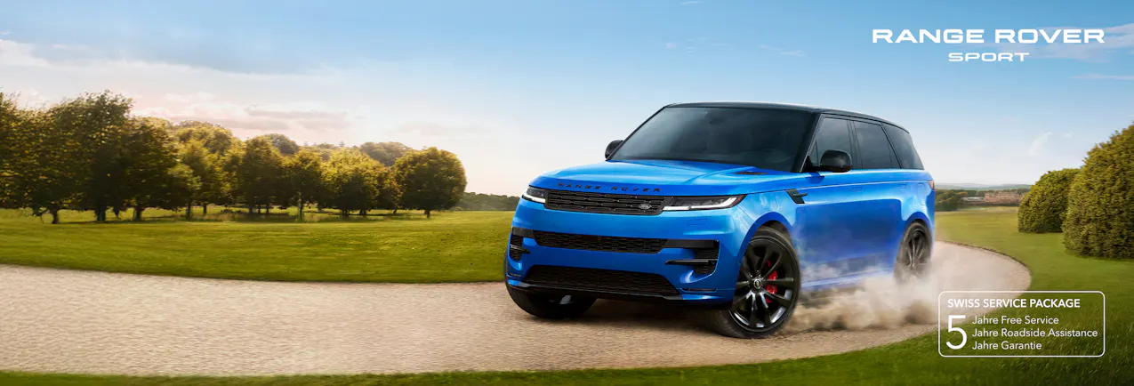 Blauer Range Rover Sport auf einem Feldweg