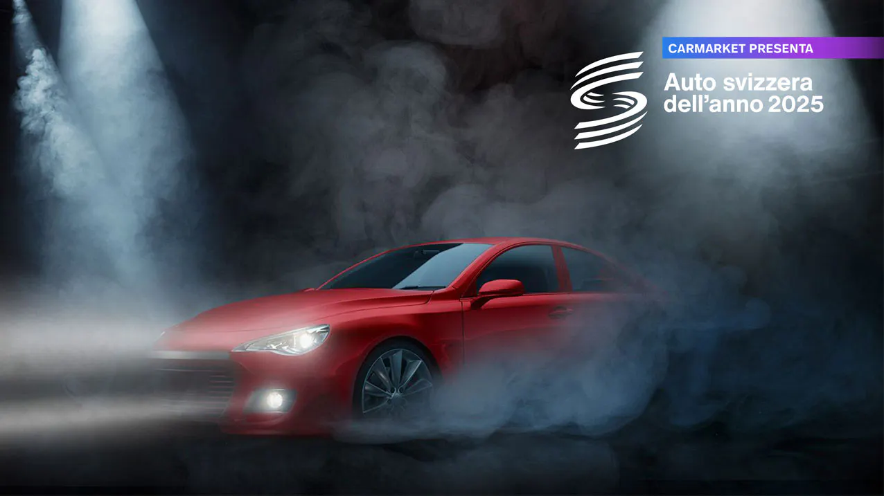 Auto svizzera dell'anno presentata da Carmarket, auto rossa nel fumo