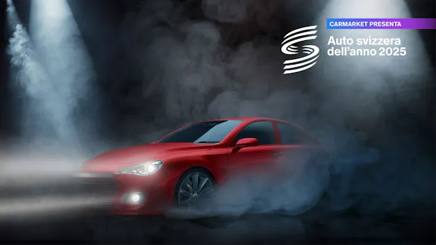 Auto svizzera dell'anno presentata da Carmarket, auto rossa nel fumo