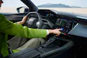 Peugeot 408 Intérieur, une personne utilise l'écran de contrôle