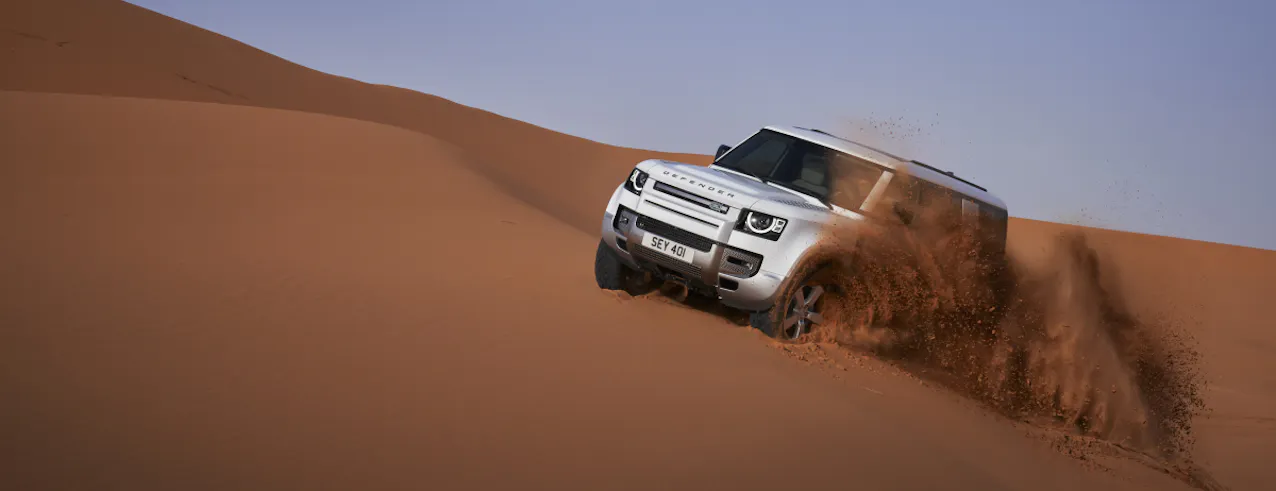 Land Rover Defender 130 im Sand