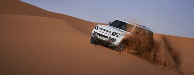 Land Rover Defender 130 im Sand