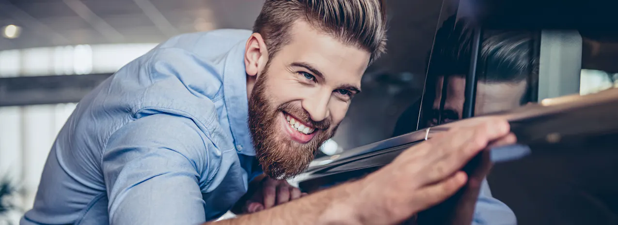 Ein Mann bewundert ein Fahrzeug in einem Geschäft