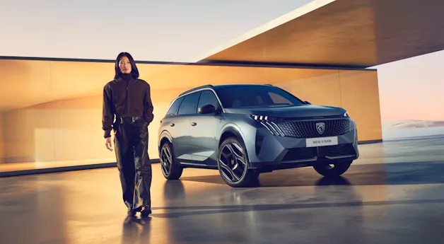 Nouvelle Peugeot E-5008 avec modèle au premier plan