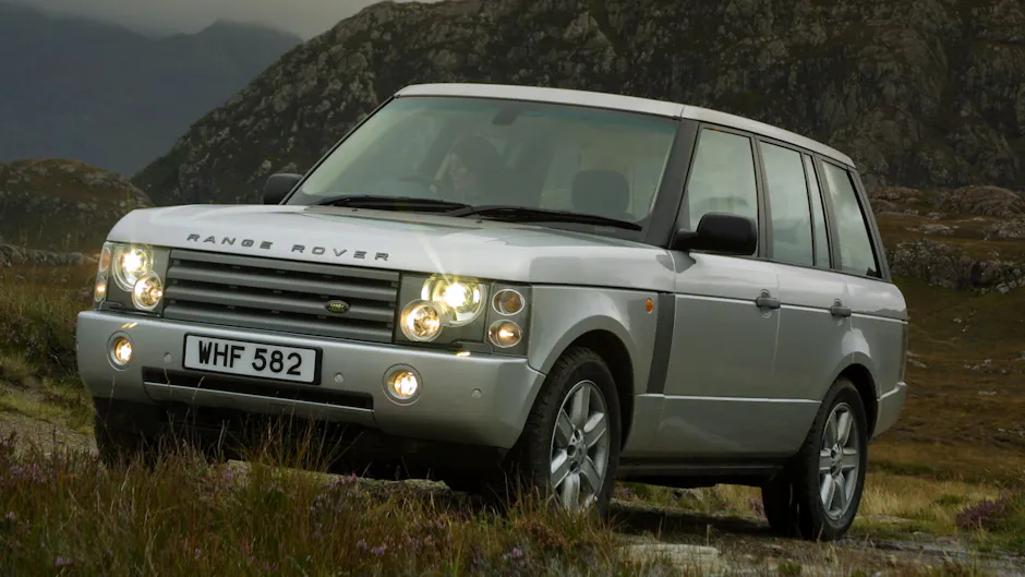 La loro età è a malapena visibile dall'esterno, poiché le Range Rover sono sempre molto simili ai modelli precedenti. 