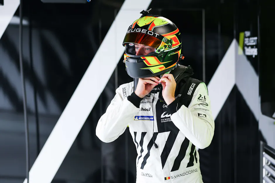Il pilota del TeamPeugeot in tuta da corsa