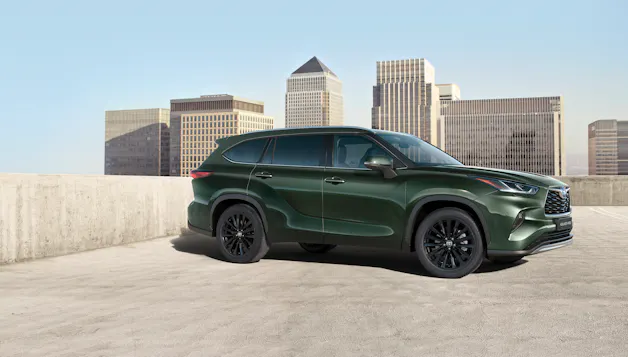 Seitenaufnahme grüner Toyota Highlander