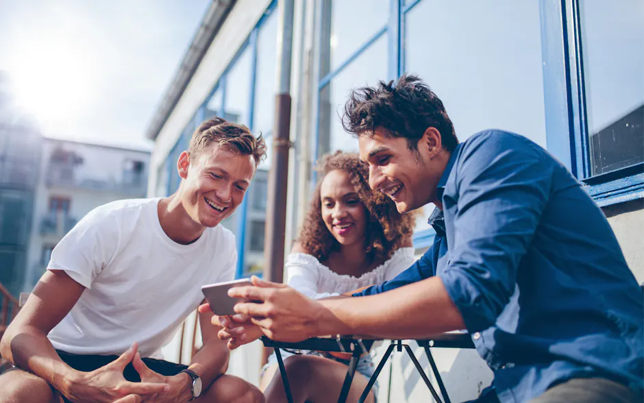 Gruppo di persone che utilizzano un telefono cellulare