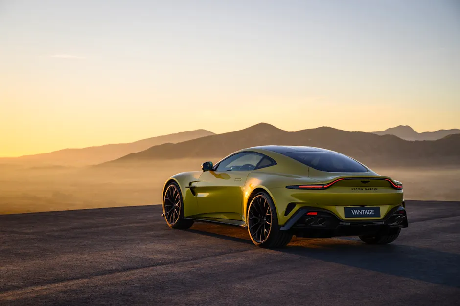 Heckansicht gelber Aston Martin Vantage