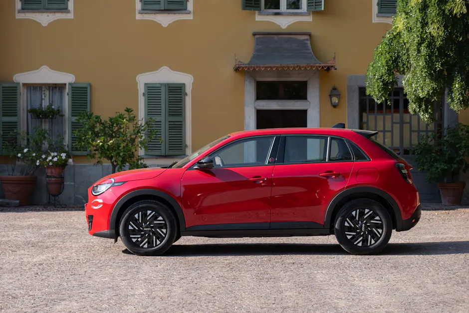  New 600e RED Seitenansicht